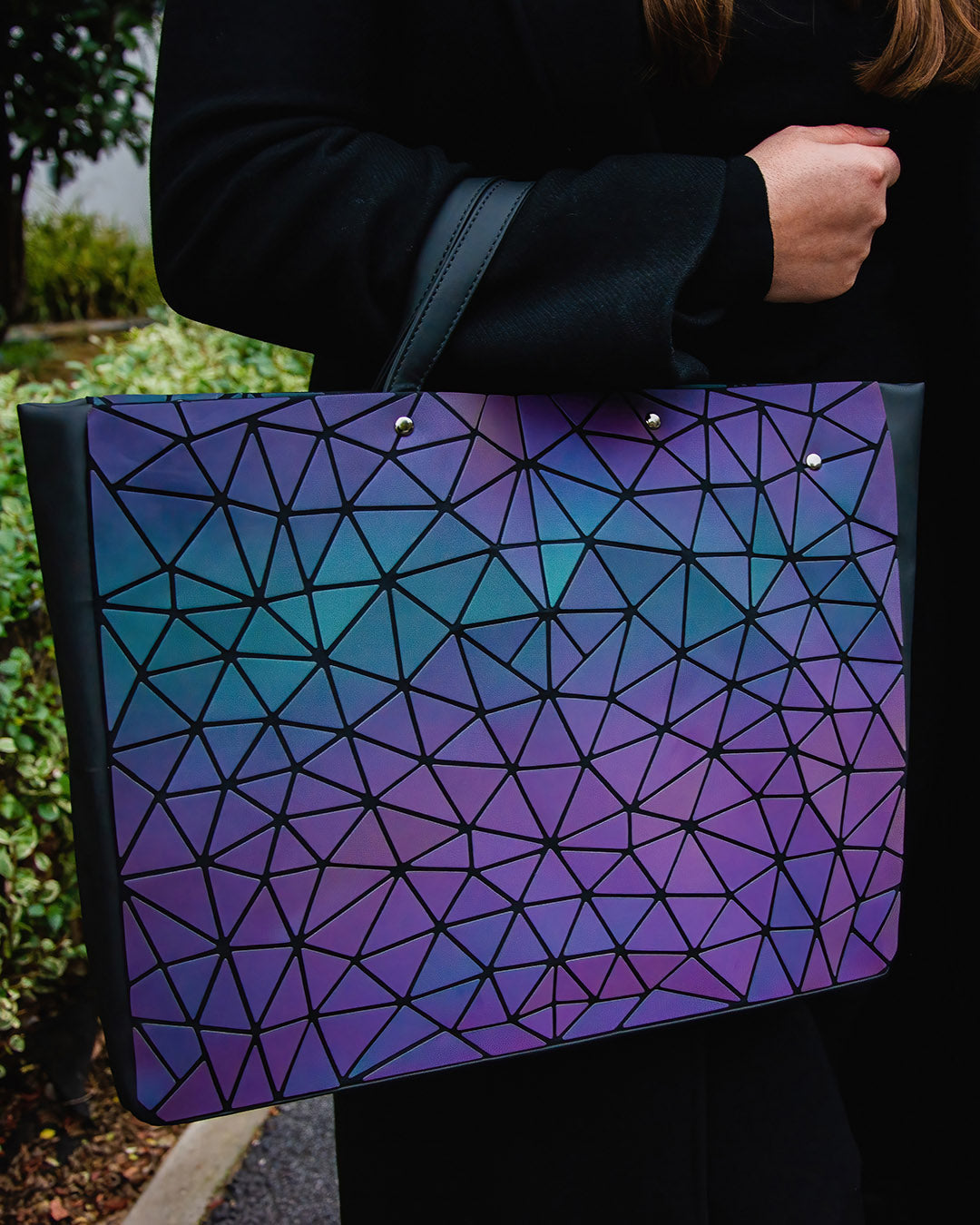 Lummi Atina torba za laptop, koja kombinuje stil i funkcionalnost sa efektom promene boje