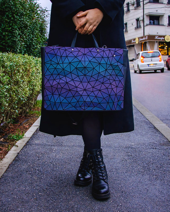 Lummi Atina torba za laptop, koja kombinuje stil i funkcionalnost sa efektom promene boje